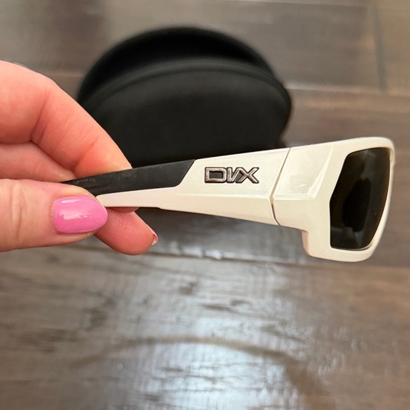 Wiley X Sunglasses Polarized White with Black Lenses - Picture 4 of 8